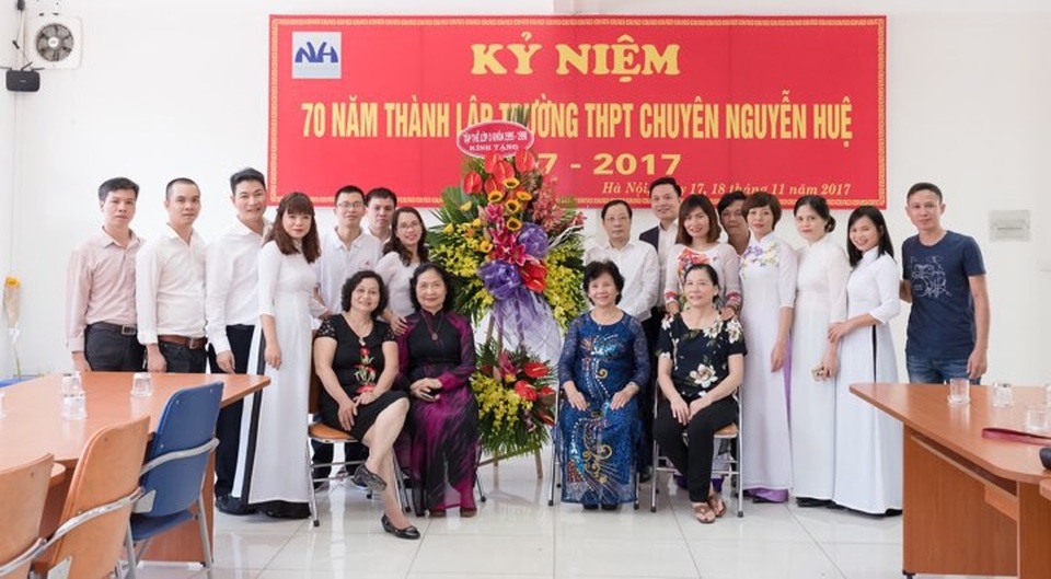 Bác sĩ Nguyễn Đức Tuyên: “Không có thang máy cho thành công” - 5
Nguyễn Đức Tuyên bên cô giáo và các bạn cùng lớp