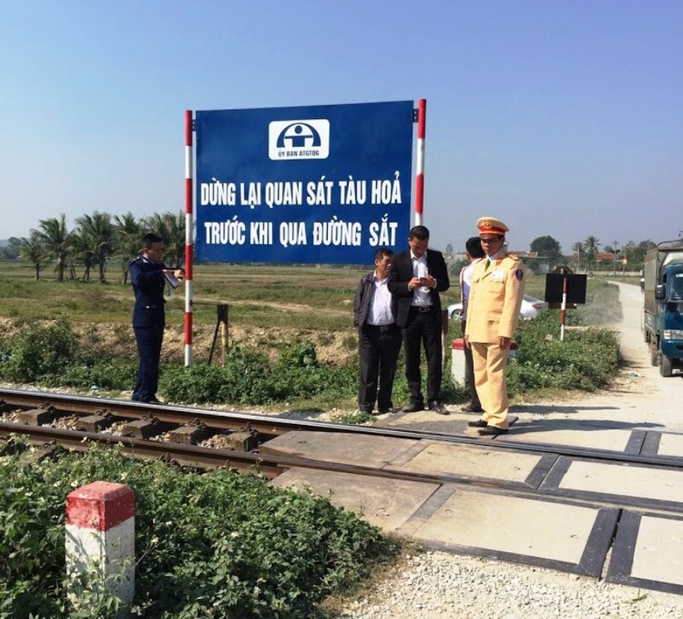 Còn hơn 182 đường ngang dân sinh bất hợp pháp, cần được xóa bỏ - 3 
Nghệ An hiện còn rất nhiều đường ngang cắt đường sắt bất hợp pháp, đây cũng là một trong những nguyên nhân gây mất an toàn giao thông.