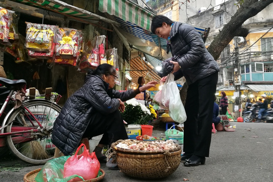 Hà Nội: Sắm Tết nhanh ở "chợ nhà giàu" - 14
Ở chợ Hàng Bè có cả những gánh hàng rất giản dị, những chủ và khách đã quen thân, mua bán với nhau đến hàng chục năm. Với một số người sống lâu năm ở phố cổ Hà Nội, chợ Hàng Bè là lựa chọn bất di bất dịch.
