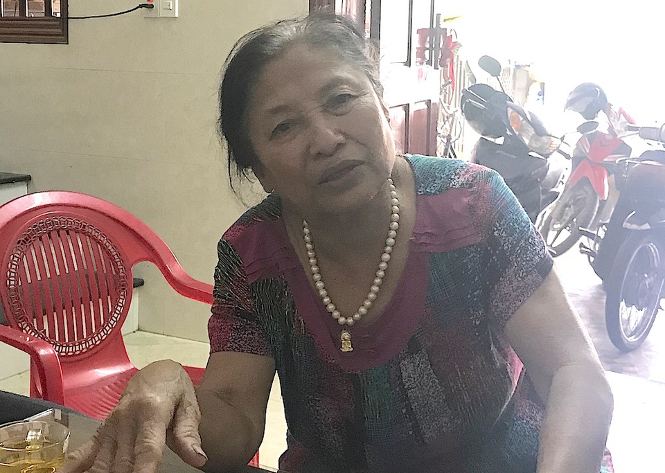 Bài 2: Người dân "kêu trời" sau 10 phiên tòa và một bản án… lơ lửng! - 3 Bà Hiên cho biết, việc cấp đất cho bà Cúc đã được một số cán bộ lợi dụng, cấu kết làm giả hồ sơ, giấy tờ và cần được khởi tố vụ án.