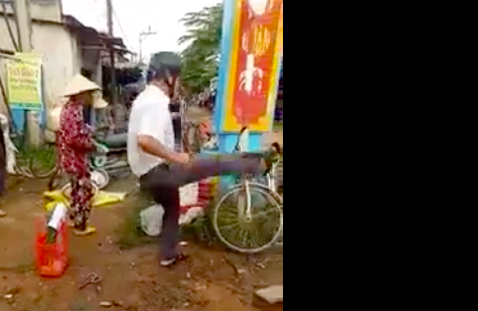 Trưởng công an xã đá văng thau cá và tàu đường sắt trên cao “dàn trận” chờ ngày lăn bánh - 5 Ông Lê Tuấn Thịnh - Trưởng Công an xã Quảng Điền (huyện Krông Ana, Đắk Lắk) đá văng đồ đạc của người dân bày bán trên lề đường tại khu vực chợ Điện Bàn.