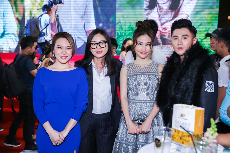 Ngay trong ngày đầu ra mắt bộ phim đã nhận được sự ủng hộ của đông đảo giới nghệ sĩ.