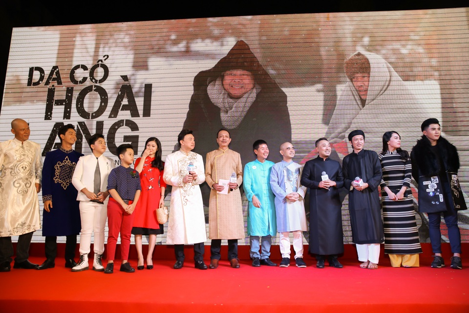 Nghệ sĩ Hoài Linh và ê-kíp làm phim ra mắt khán giả.