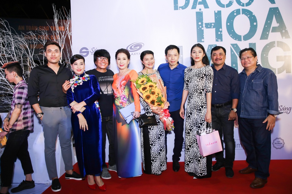 Cát Phượng không ngại ôm chặt lấy người tình trẻ trước đám đông, bên cạnh chồng cũ.