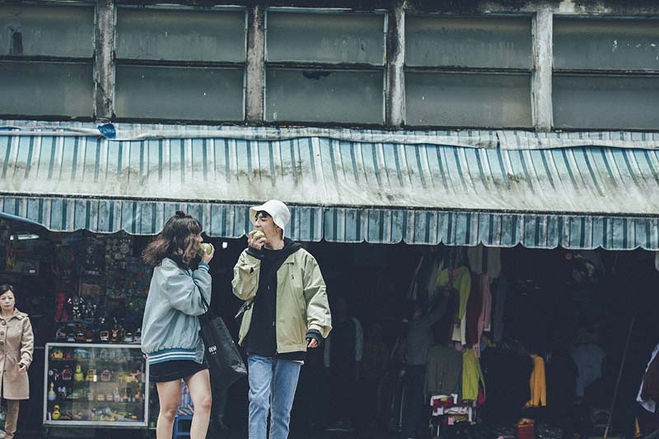 Bộ ảnh lãng mạn ở Đà Lạt của cặp đôi yêu nhau sau 7 năm bạn bè - 10 Kỉ niệm tình bạn 7 năm cũng là dịp ghi dấu 5 tháng chính thức trở thành một cặp tình nhân của đôi bạn thân lầy lội này.