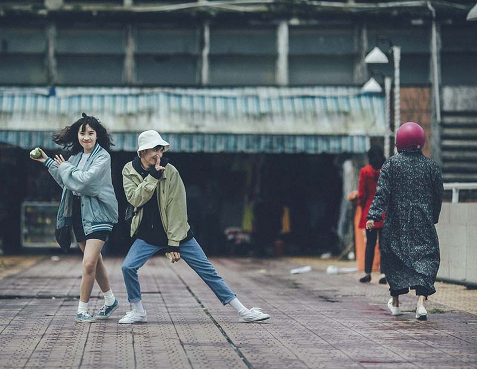 Bộ ảnh lãng mạn ở Đà Lạt của cặp đôi yêu nhau sau 7 năm bạn bè - 5
Suốt ngày dính lấy nhau như một cặp đôi đích thực nên cặp bạn thân này luôn bị đồng nghiệp nghi yêu nhau.