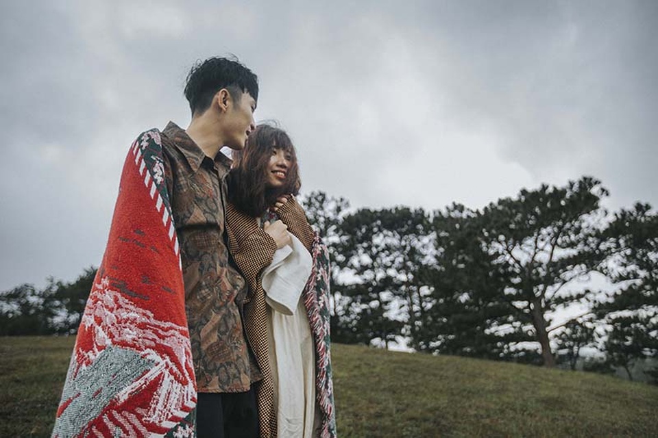 Bộ ảnh lãng mạn ở Đà Lạt của cặp đôi yêu nhau sau 7 năm bạn bè - 7 Nhưng cuối cùng run rủi thế nào mà Mỹ Hiếu và Quốc Trung lại trở thành một đôi khiến bạn bè của cả hai hết sức ngạc nhiên.