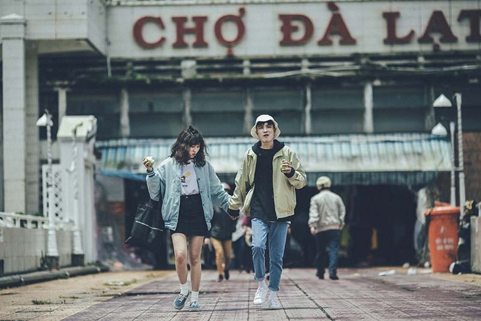 Bộ ảnh lãng mạn ở Đà Lạt của cặp đôi yêu nhau sau 7 năm bạn bè - 8 Quốc Trung tâm sự: Mình cũng có cảm tình với bạn ấy lâu rồi nhưng nói ra sợ mất đi tình bạn nên cứ giấu thôi. Nhưng sau này quyết định phải nói với thằng bê đê ấy không thì khó chịu lắm, may mắn là nhận được cái gật đầu.