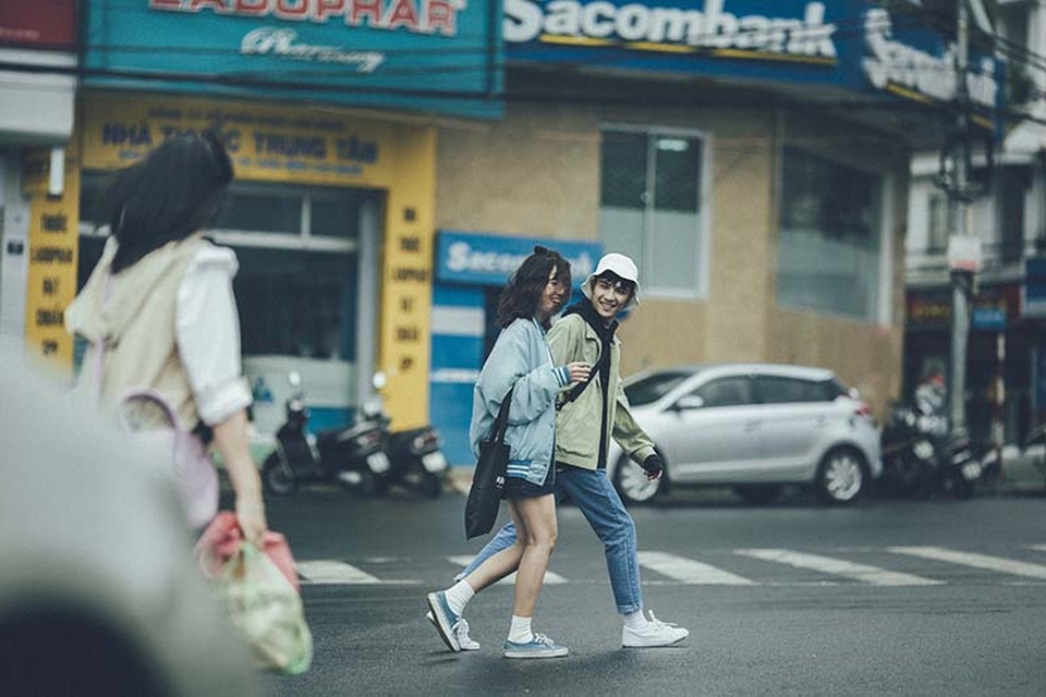 Bộ ảnh lãng mạn ở Đà Lạt của cặp đôi yêu nhau sau 7 năm bạn bè - 9
Mỗi lần giận nhau thì cả hai cùng im lặng để suy nghĩ xem liệu mình đúng sai như thế nào rồi lại nhắn tin như chưa hề có gì cho đối phương, đây cũng là bí quyết giữ gìn tình yêu của cặp đôi này.