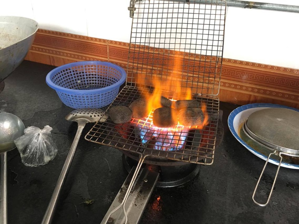 Đồ ăn xông hơi bằng đá núi lửa, nhà hàng chật cứng vì khách hiếu kỳ - 2 Nướng đá từ 5 - 7 phút