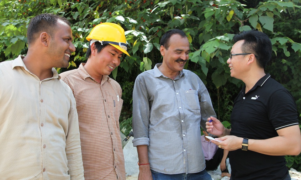 Áp thuế theo Thông tư 44: Doanh nghiệp ngừng sản xuất, hàng vạn công nhân có nguy cơ mất việc - 2 Ông Chhagan Lal Patel tâm sự với PV Dân trí rằng: Giờ mỏ đá ông làm đang chết dần.