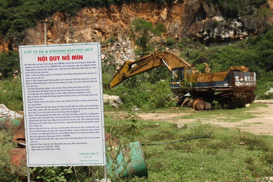 Áp thuế theo Thông tư 44: Doanh nghiệp ngừng sản xuất, hàng vạn công nhân có nguy cơ mất việc - 20 Một chiếc máy múc của Cty CP đá và khoáng sản Phủ Quỳ đã đắp chiếu, hư hỏng không còn bảo dưỡng nữa.