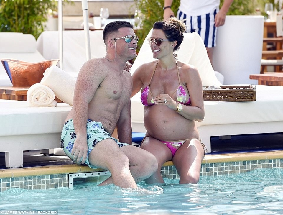 Cựu hoa hậu Anh khoe bụng bầu với bikini - 3
Danielle Lloyd được bạn trai thương yêu và chăm lo hết mực