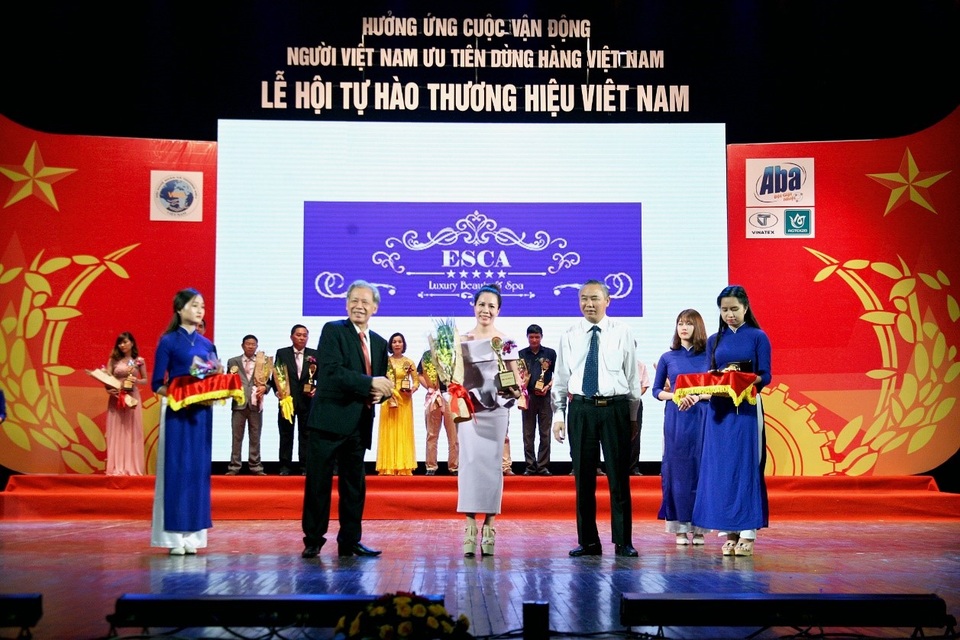 Nữ doanh nhân 8X sở hữu spa dát vàng triệu đô - 4 Chị Thu Anh trong lễ trao giải Thương Hiệu Việt Nam