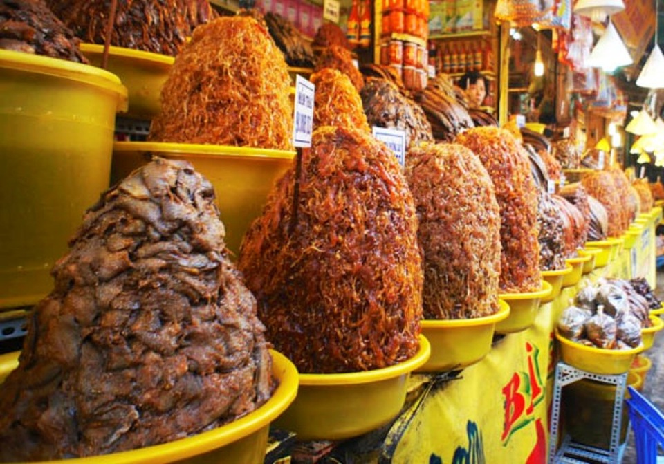 Những món ngon ở An Giang khiến thực khách mê mẩn - 4 Du khách có thể tha hồ lựa chọn các loại mắm.