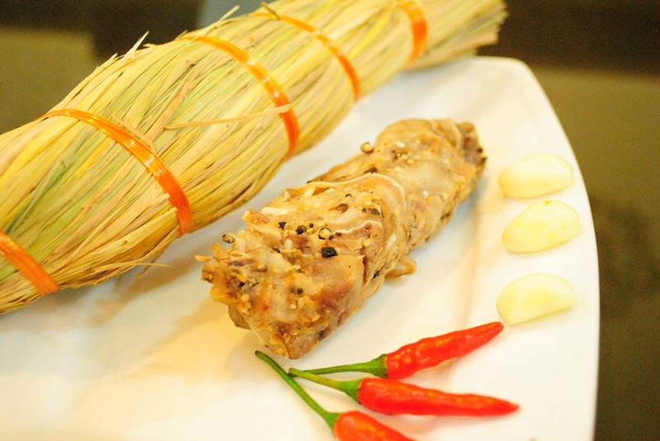 Món ngon đậm hồn quê của Bình Định - 2 Tré gói trong lá ổi chấm cùng tương ớt thì không còn gì ngon bằng.