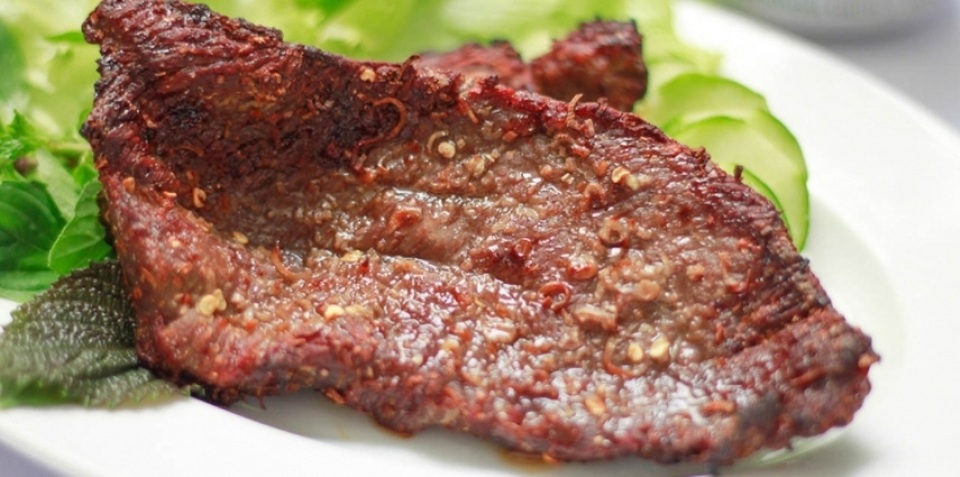 Ba món dân dã trên đường rong ruổi phố núi Pleiku - 1 Miếng thịt bò hấp dẫn khiến thực khách khó lòng kìm nén. (Ảnh: diadiemdulich)