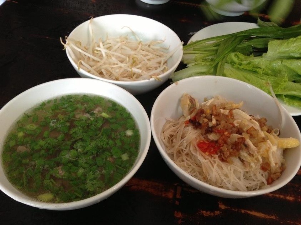 Ba món dân dã trên đường rong ruổi phố núi Pleiku - 3 Phở khô là món ăn không thể bỏ qua trong chuyến du lịch Pleiku. (Ảnh: dacsanthonque)