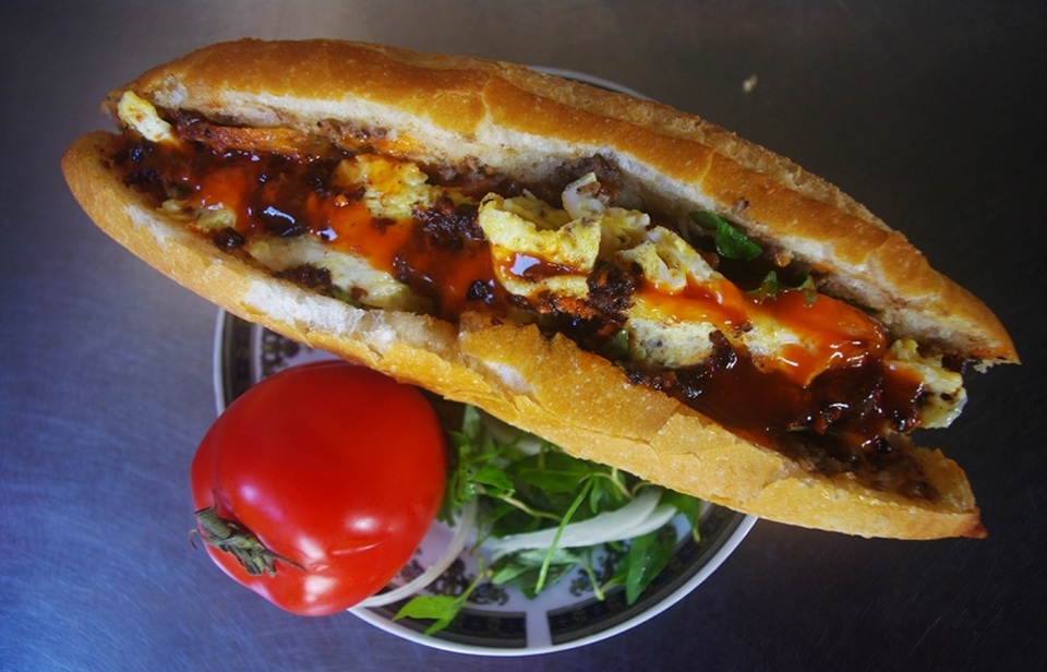 Có gì ở Hội An - thủ phủ ẩm thực mới của Việt Nam - 1 Lớp vỏ giòn rụm, phần nhân béo bùi, không ngấy kết hợp với nhau khiến ai nấy đều thích thú.