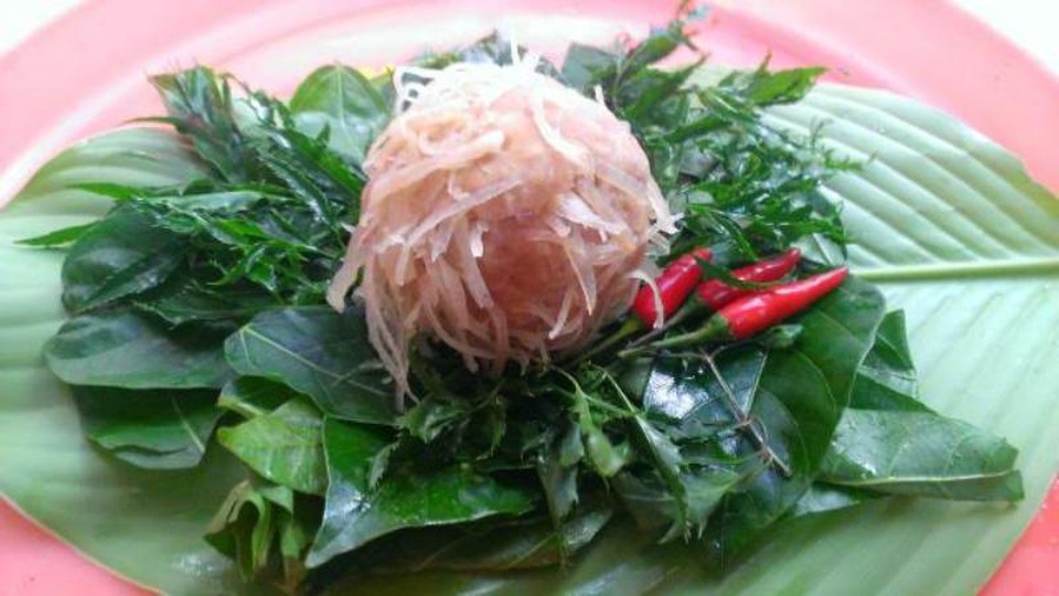 9 món ngon vang danh đất Nam Định - 4 Nem được vo nắm tròn và gói lại nên khi ăn phải làm tơi ra và cuốn vào lá sung hoặc chấm mắm trực tiếp.