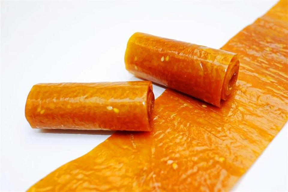 Bánh tráng xoài được làm từ xoài cát chín và chút đường.