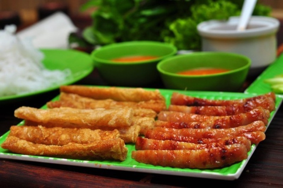 Món nem Nha Trang khá bắt miệng với hương vị lạ, độc đáo.