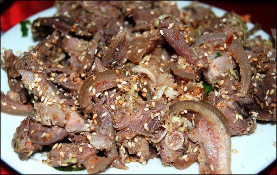 Du xuân Ninh Bình, thưởng thức đặc sản đất kinh đô Hoa Lư - 2 Hương vị của món tái dê có thể làm xiêu lòng bất cứ thực khách nào.