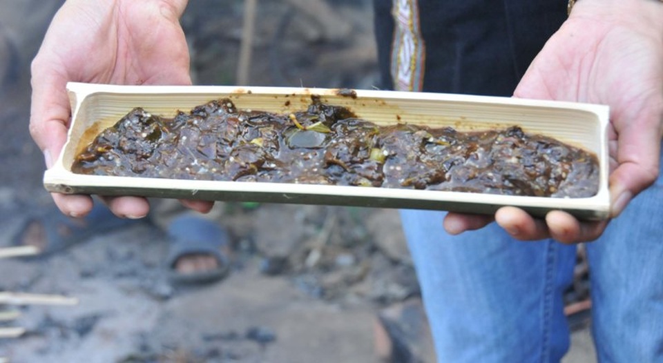 Canh thụt và đọt mây – món ăn đãi khách quý của người Tây Nguyên - 3 Canh thụt được nấu trong ống lồ ô. (Ảnh: amthuccuoituan)