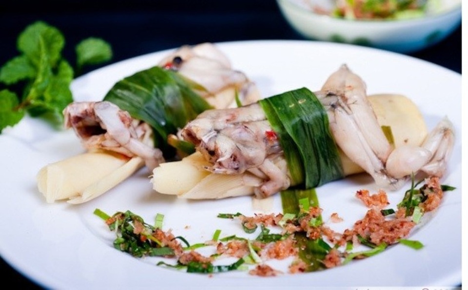 Món ngon mê hoặc lòng người ở Yên Bái - 2 Ngóe ôm măng là món ăn không phải ai cũng dám thử.