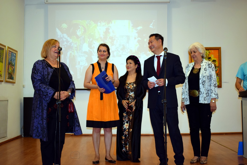 Triển lãm tranh "Hương Sắc Việt Nam" tại Romania - 10 Bà Irina Cajal, Quốc vụ khanh Bộ Văn hóa Romania phát biểu tại Lễ khai mạc.