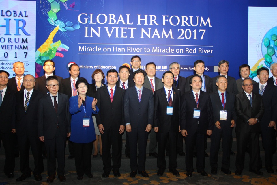Diễn đàn nguồn nhân lực: Từ "Kỳ tích sông Hàn" đến "Kỳ tích sông Hồng" - 1
Các đại biểu tham dự diễn đàn