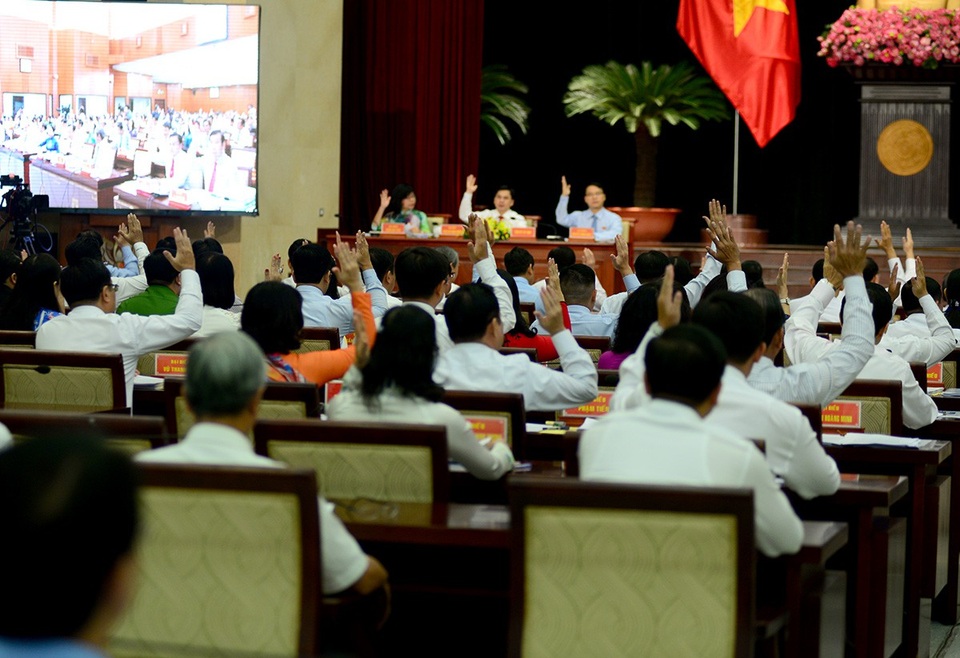 TPHCM: Nhiều chế độ hỗ trợ cho cán bộ không chuyên trách - 2 Nếu được kỳ họp thứ 6 HĐND TPHCM khóa IX thông qua, chính sách hỗ trợ cho cán bộ không chuyên trách ở xã, phường, thị trấn sẽ có hiệu lực từ ngày 1/1/2018 (ảnh Nguyễn Quang)