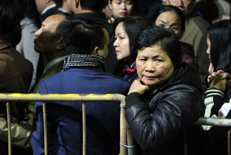 Trước giờ khai ấn, hàng nghìn đại biểu bị mời ra ngoài - 6
Một nữ đại biểu trong đoàn đại biểu bị mời ra ngoài
