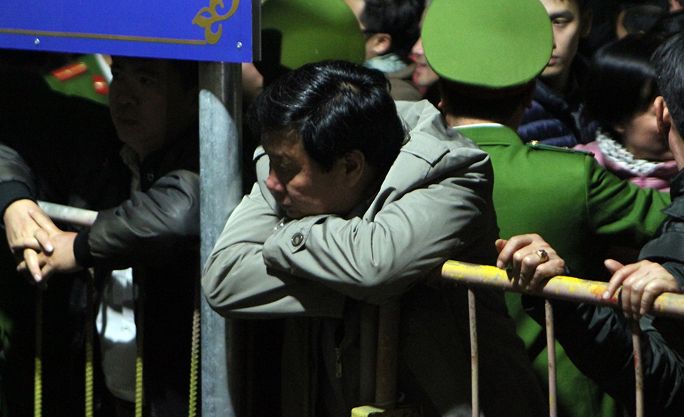 Trước giờ khai ấn, hàng nghìn đại biểu bị mời ra ngoài - 5
Một đại biểu khác trong vẻ mệt mỏi vì đừng chờ bên ngoài