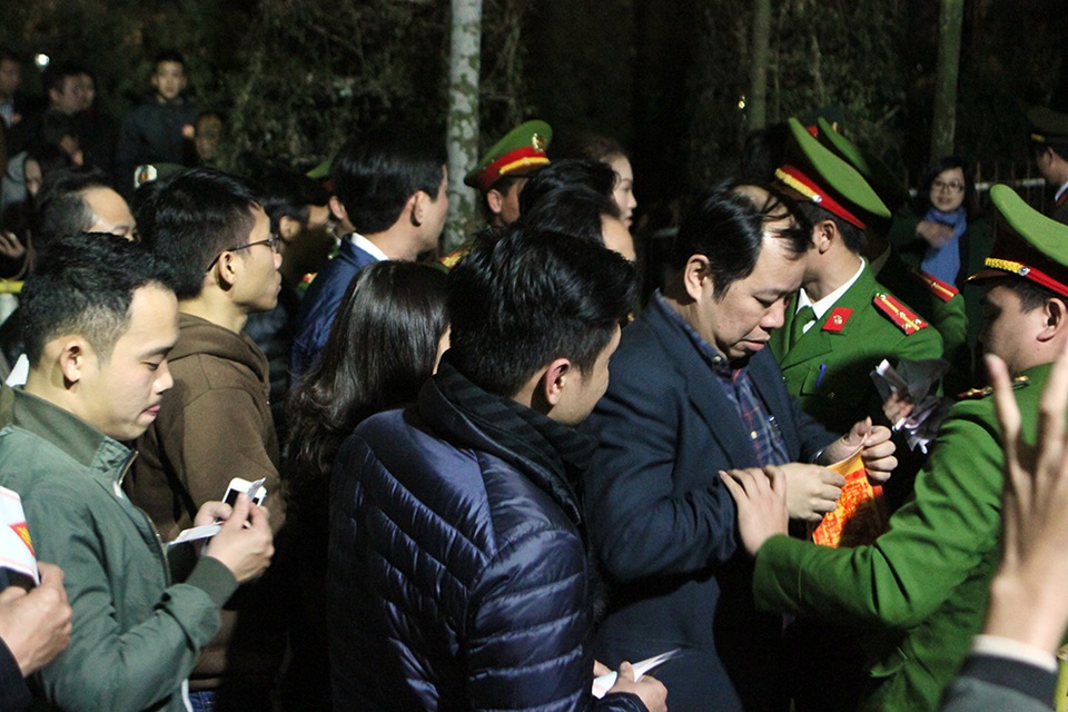 Trước giờ khai ấn, hàng nghìn đại biểu bị mời ra ngoài - 4 Nhiều đại biểu sau khi ra khỏi khuôn viên thì bị thu lại giấy mời