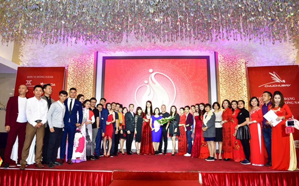BTC Hội ngộ doanh nhân ủng hộ đồng bào lũ lụt 475 triệu đồng - 7 Chương trình Hội ngộ doanh nhân 2017 quy tụ rất nhiều doanh nhân và các nhà hảo tâm tham dự. (Ảnh: Toàn Vũ).