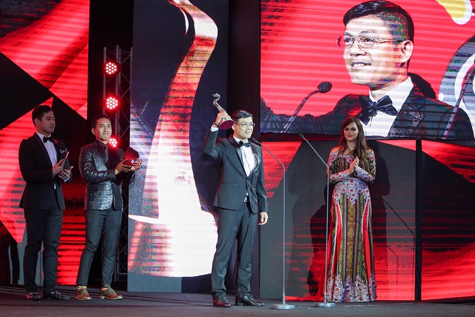 “Đảo của dân ngụ cư” đoạt 3 giải thưởng tại LHP quốc tế ASEAN 2017 - 3 Đại diện đoàn phim lên nhận giải Đạo diễn hình ảnh Xuất sắc nhất.