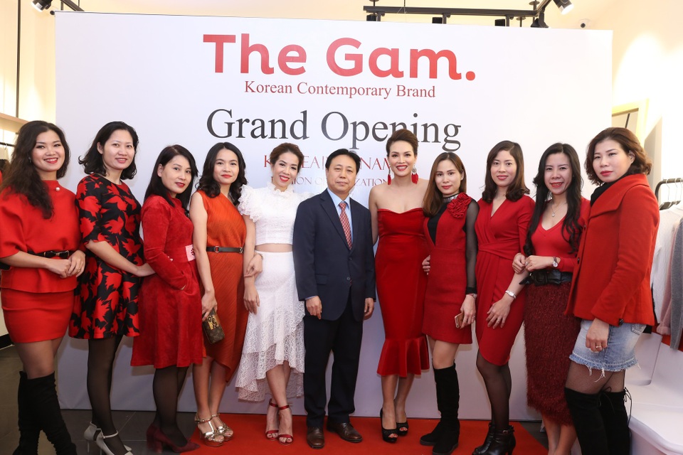 Ông Dong Hoon An, Tổng giám đốc - đại diện The gam tại Việt Nam và bà Trần Lệ Thủy - Giám đốc phụ trách truyền thông (thứ 5 từ phải sang) cùng các khách hàng.