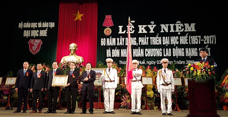 Đại học Huế đón nhận Huân chương Lao động hạng Nhất nhân 60 năm thành lập - 4 Lãnh đạo Đại học Huế đón nhận Huân chương Lao động hạng Nhất của Chủ tịch nước