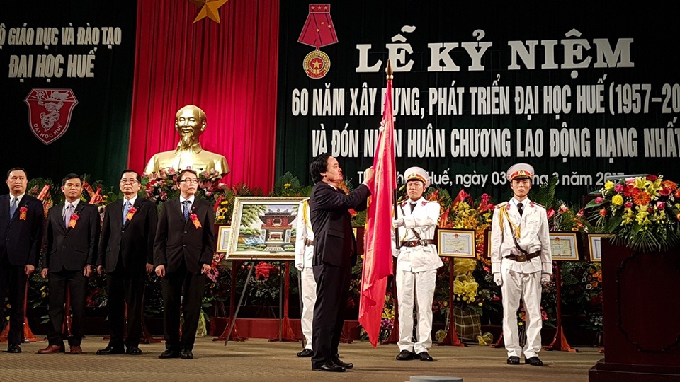 Đại học Huế đón nhận Huân chương Lao động hạng Nhất nhân 60 năm thành lập - 1 Bộ trưởng Bộ Giáo dục - Đào tạo Phùng Xuân Nhạ gắn Huân chương Lao động Hạng nhất