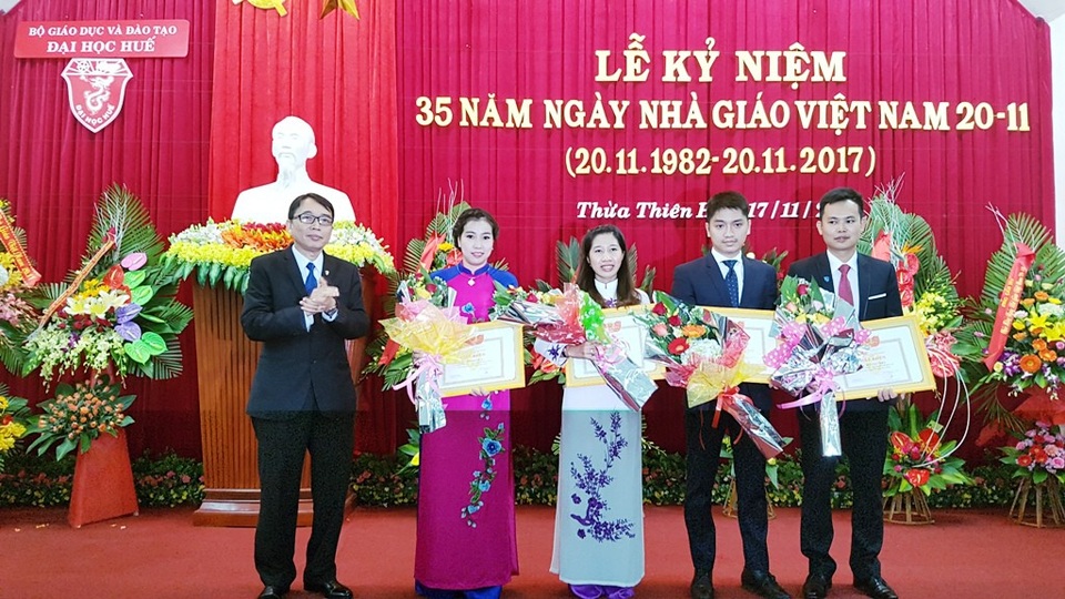Khen thưởng nhiều cá nhân, nhóm nghiên cứu tài năng Đại học Huế - 2 Tặng thưởng cho các tiến sĩ xuất sắc