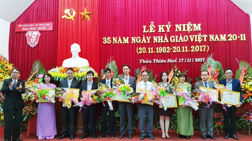 Khen thưởng nhiều cá nhân, nhóm nghiên cứu tài năng Đại học Huế - 3 Khen thưởng cho 10 nhóm nghiên cứu đã có nhiều công trình khoa học đăng trên các tạp chí khoa học, nhà xuất bản quốc tế có uy tín