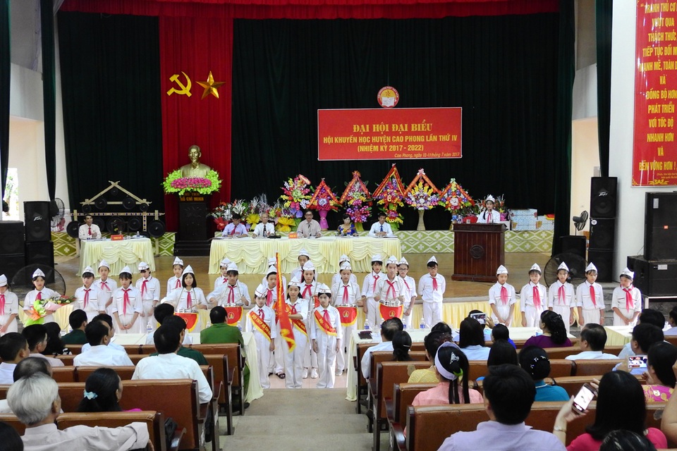 Hòa Bình: Đại hội Hội khuyến học huyện Cao Phong lần thứ IV - 1 Các em học sinh thị trấn Cao Phong đến chúc mừng Đại hội.