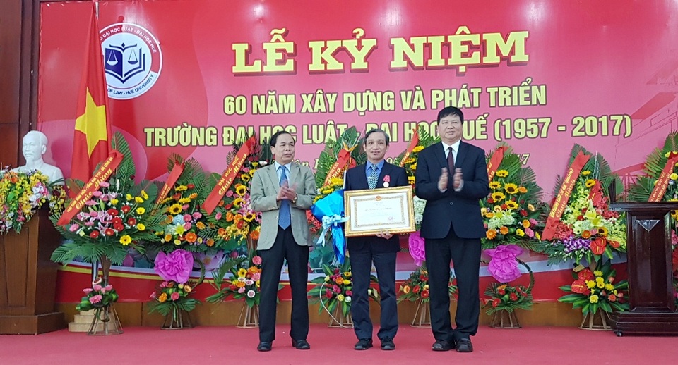 Tặng Huân chương Lao động cho Hiệu trưởng Đại học Luật Huế - 2 Ông Hồ Văn Hải, Trưởng Ban Nội chính Tỉnh ủy Thừa Thiên Huế (trái) và ông Nguyễn Dung, Phó Chủ tịch UBND tỉnh Thừa Thiên Huế (phải) trao Huân chương Lao động hạng Ba cho PGS.TS. Đoàn Đức Lương, Hiệu trưởng Đại học Luật Huế (giữa)