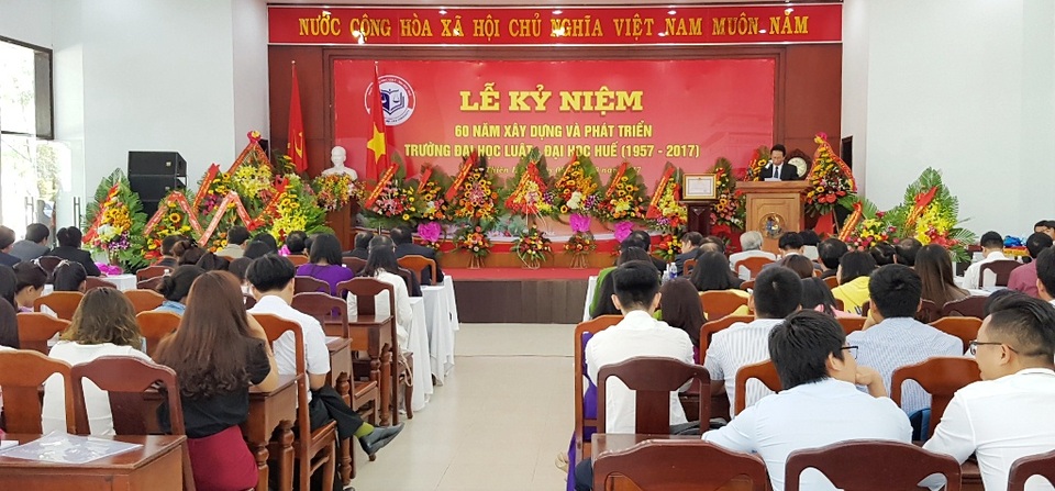 Tặng Huân chương Lao động cho Hiệu trưởng Đại học Luật Huế - 1 Lễ kỷ niệm 60 năm xây dựng và phát triển trường Đại học Luật - Đại học Huế
