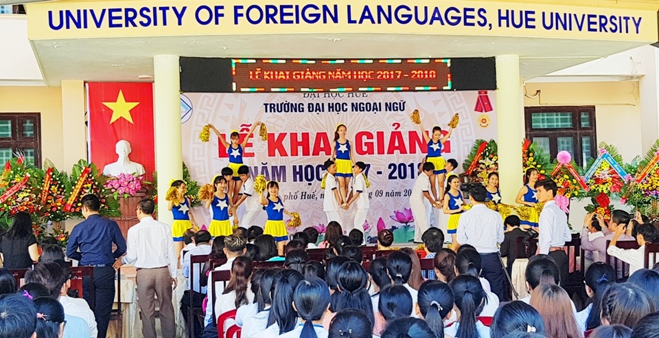 2 trường đại học lớn tại Huế cùng khai giảng - 2 Phần biểu diễn văn nghệ vui tươi ở lễ khai giảng trường Đại học Ngoại ngữ Huế