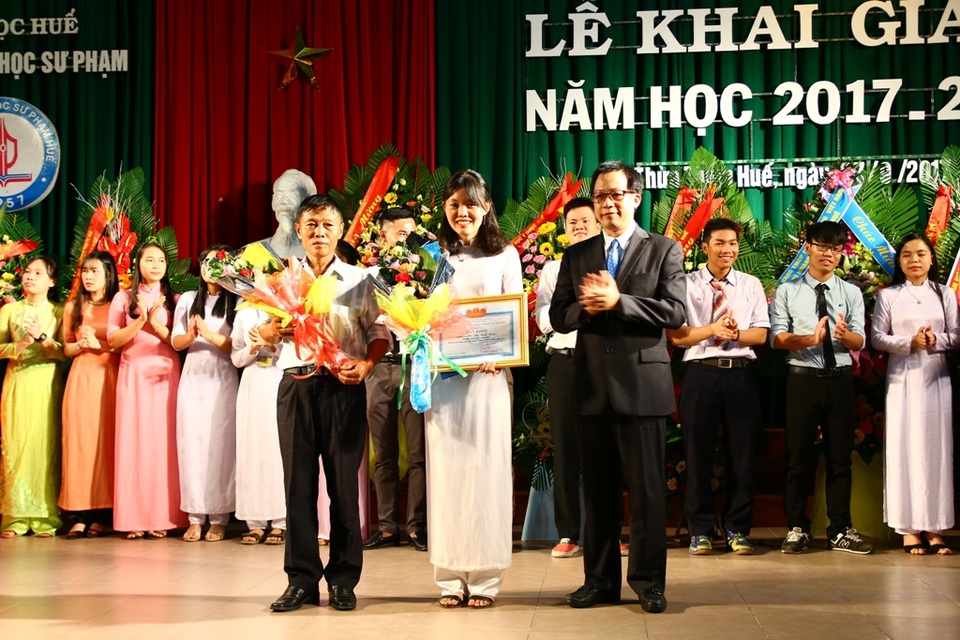 2 trường đại học lớn tại Huế cùng khai giảng - 1 TS. Lê Anh Phương, Hiệu trưởng Đại học Sư phạm Huế (phải) tặng bằng khen cho tân sinh viên thủ khoa Mai Thị Hoài Dung và hoa cho người nhà thủ khoa