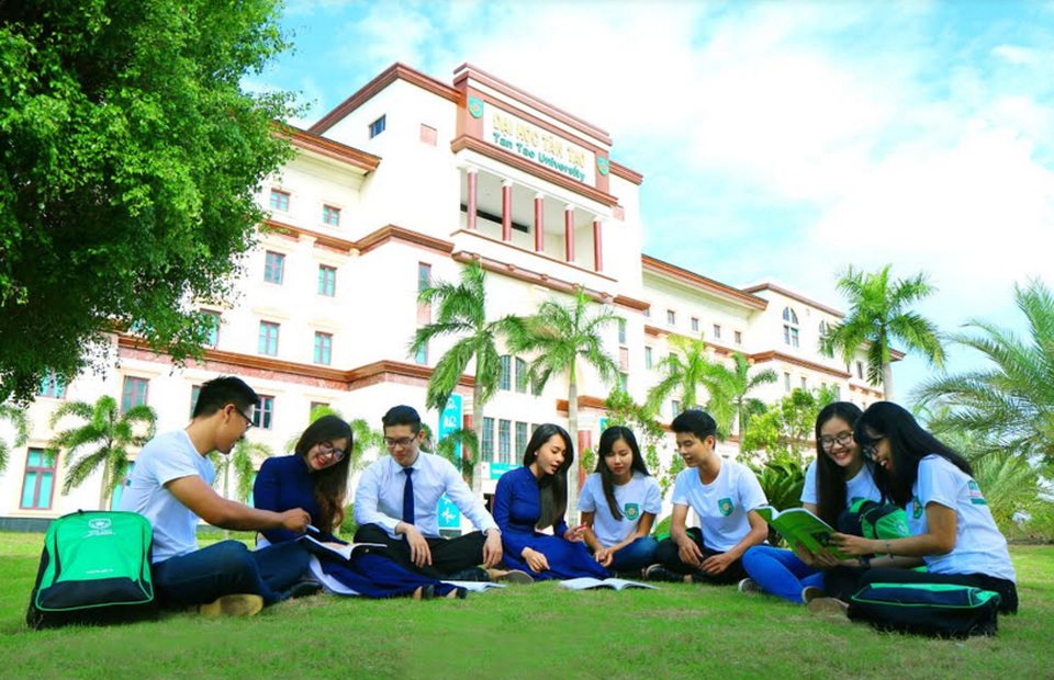 Phạm Hồng Gia Nguyên: “Cơ hội chỉ đến với những người được biết đến” - 3 Gia Nguyên (thứ 4 từ trái sang) trong đồng phục khoa Y cùng thảo luận với các bạn trong lớp.