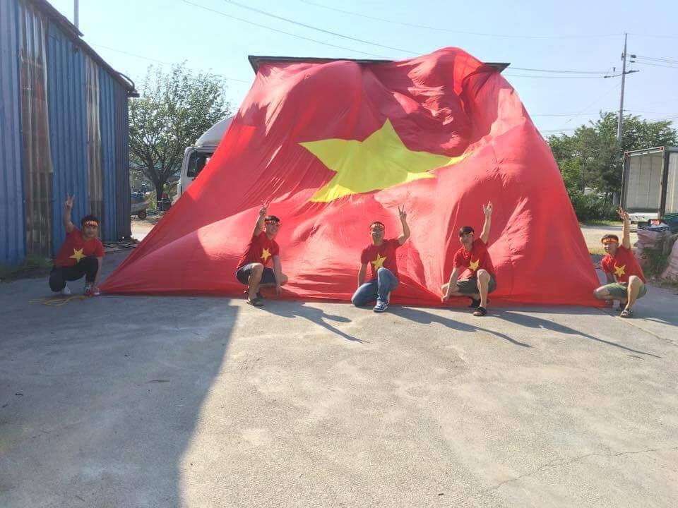 CĐV Việt Nam mang đại kỳ tiếp lửa thầy trò HLV Hoàng Anh Tuấn ở Hàn Quốc - 1
CĐV Việt Nam mang đại kỳ tiếp lửa thầy trò HLV Hoàng Anh Tuấn ở Hàn Quốc