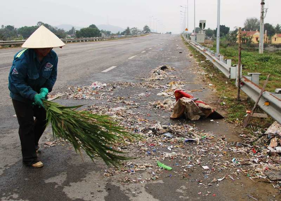 Hàng tấn rác thải bất ngờ "mọc" trên đại lộ - 5 Công ty CP Giao thông 1 đã cử công nhân đến dọn rác thải
